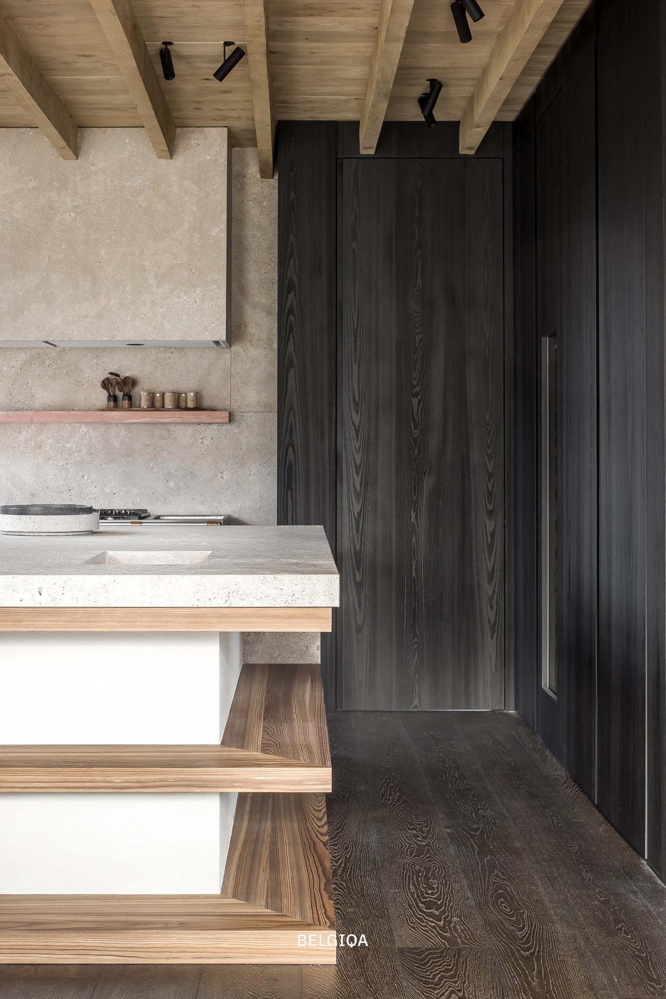 Oak Eight / BQO 811 Madder Brown